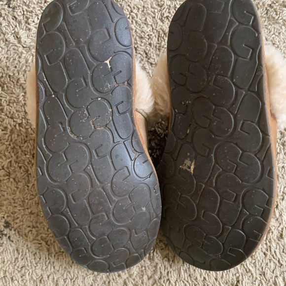 Size 7 well-loved camel Ugg slippers - Picture 2 of 3
